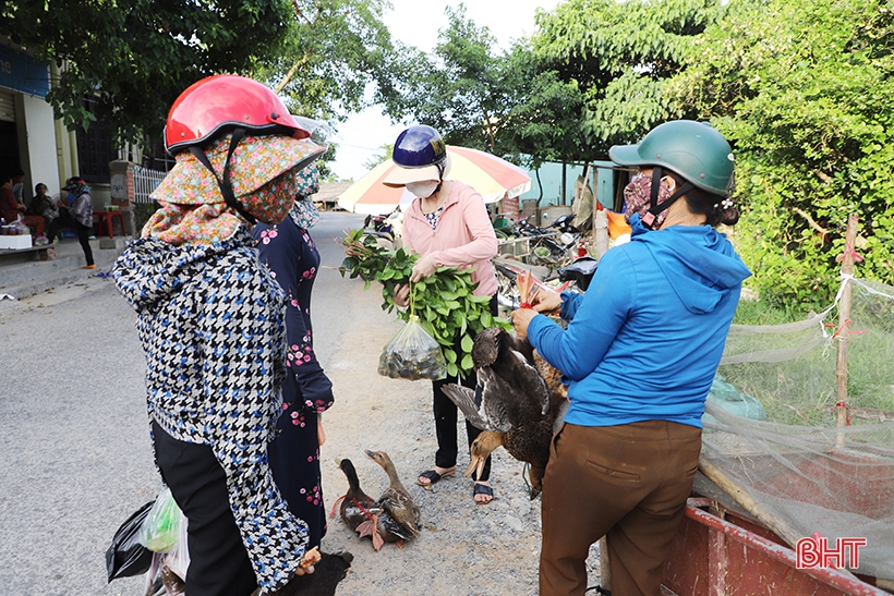 Chợ Việt xưa nay: Chợ truyền thống ở Hà Tĩnh nhộn nhịp ngày tết Đoan Ngọ - Ảnh 9.