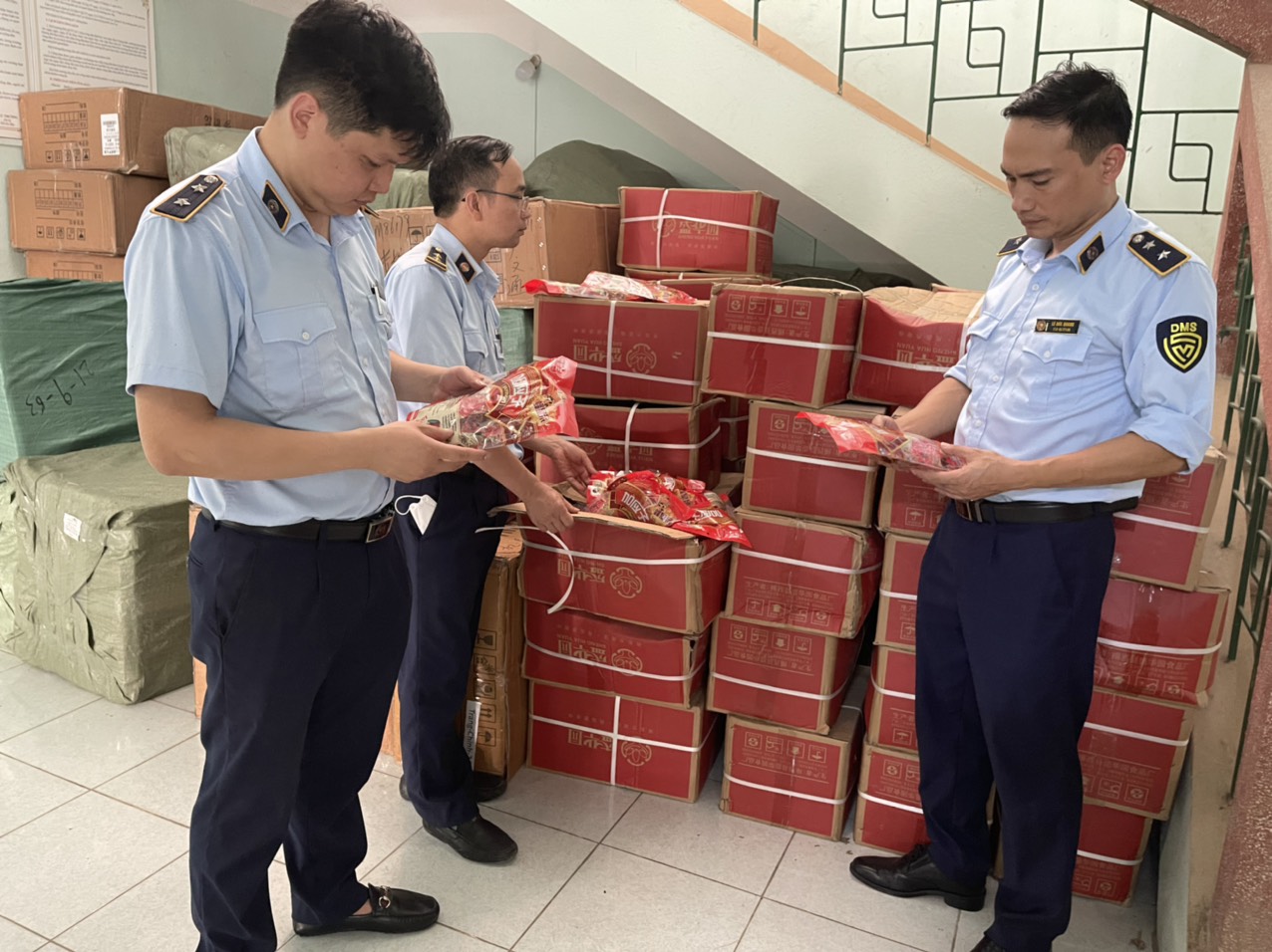 Hàng nghìn gói ô mai không hóa đơn chứng từ bị bắt &quot;nóng&quot; ở tỉnh biên giới Lào Cai - Ảnh 1.