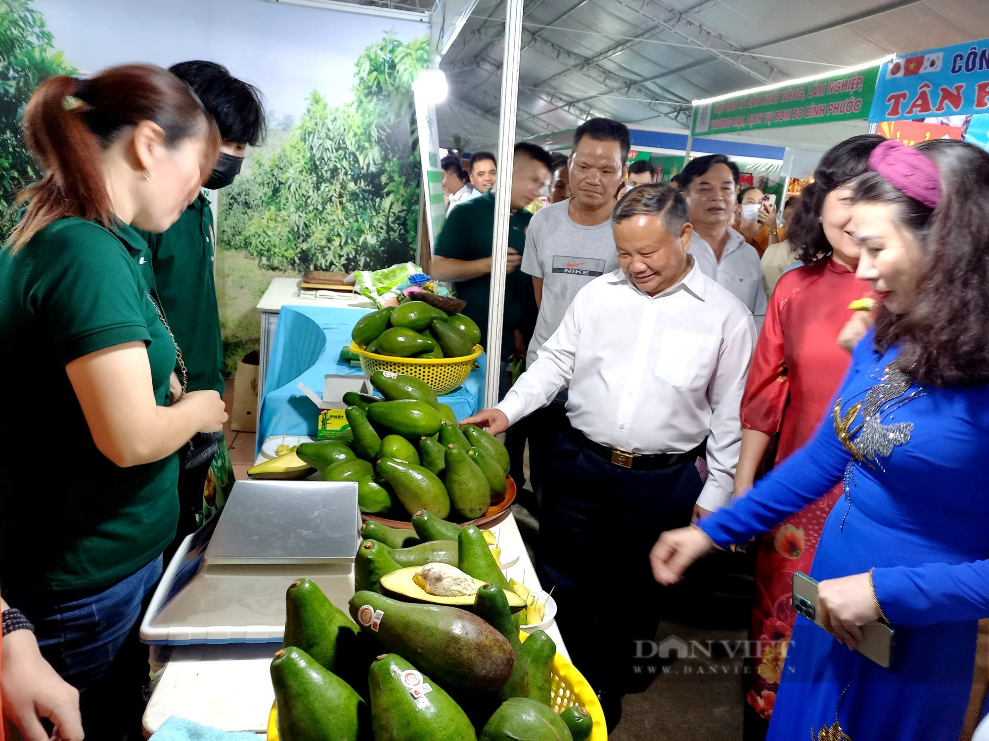 Phó Chủ tịch BCH Trung ương Hội Nông dân Việt Nam Đinh Khắc Đính dự Hội chợ trái cây Bình Phước- Ảnh 3.