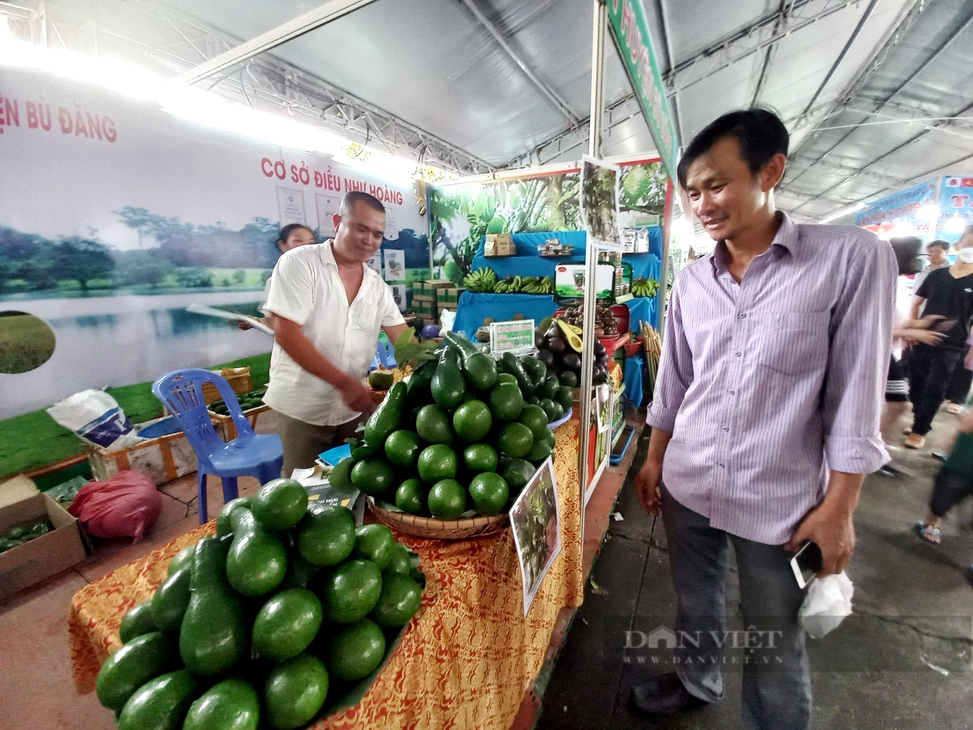 Phó Chủ tịch BCH Trung ương Hội Nông dân Việt Nam Đinh Khắc Đính dự Hội chợ trái cây Bình Phước- Ảnh 4.