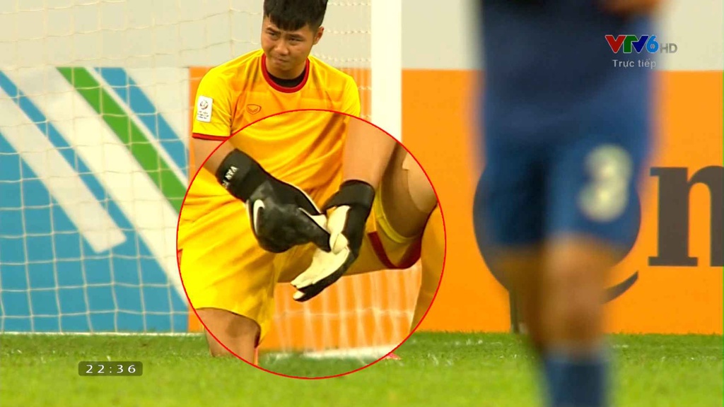 The real reason why goalkeeper Van Toan left the field after making a mistake