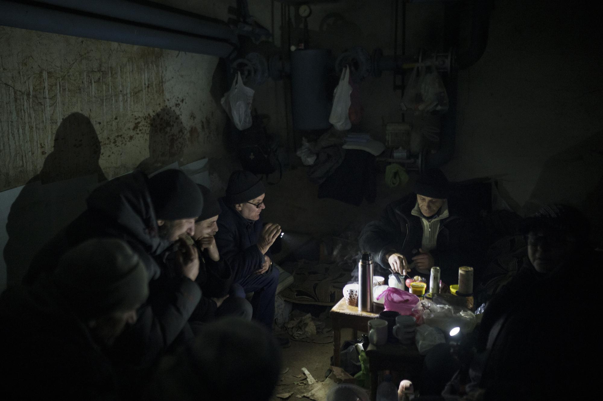 100 ngày chiến sự ở Ukraine: Lặng người trước những bức ảnh vừa đau thương vừa kiên cường - Ảnh 10.