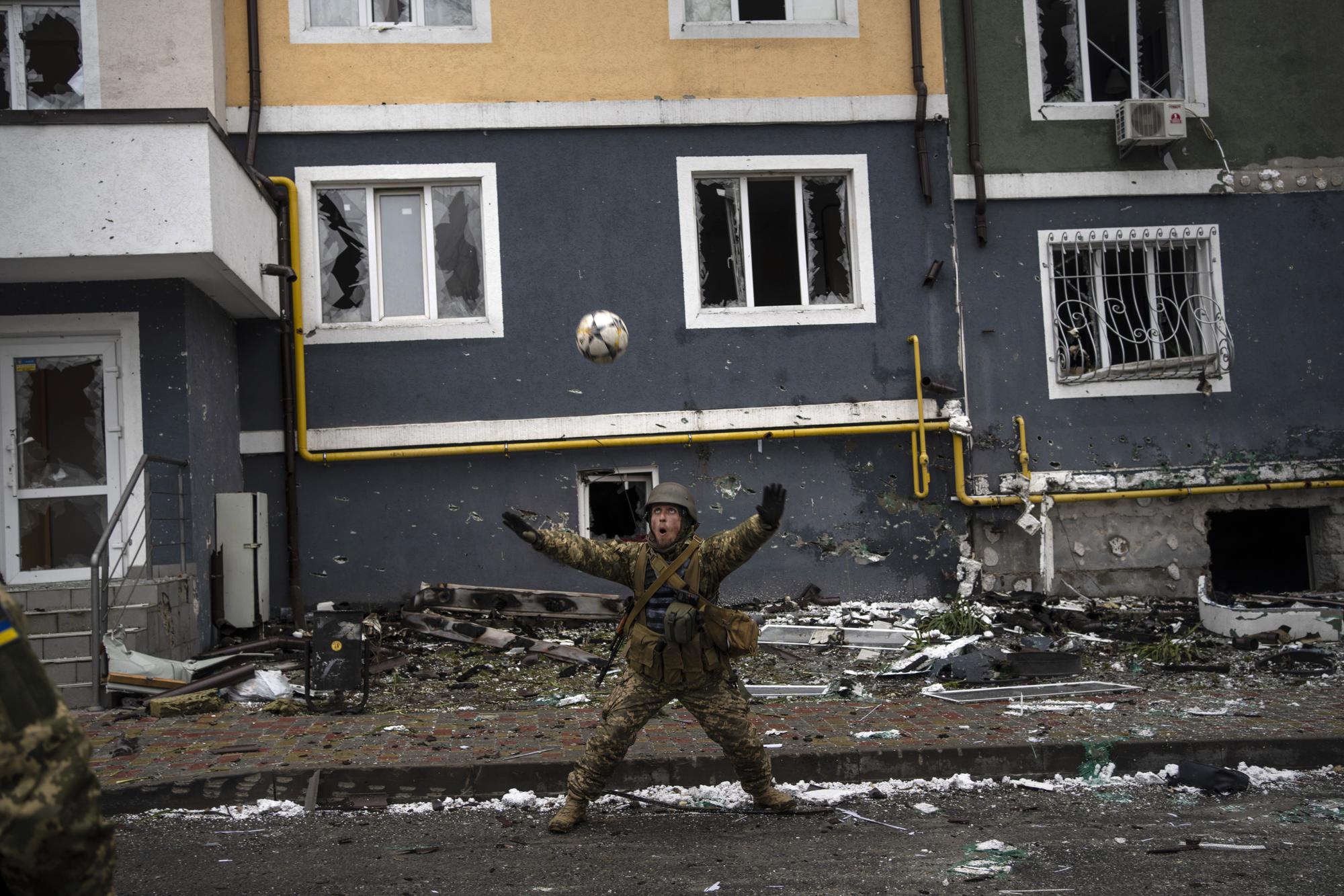 100 ngày chiến sự ở Ukraine: Lặng người trước những bức ảnh vừa đau thương vừa kiên cường - Ảnh 14.