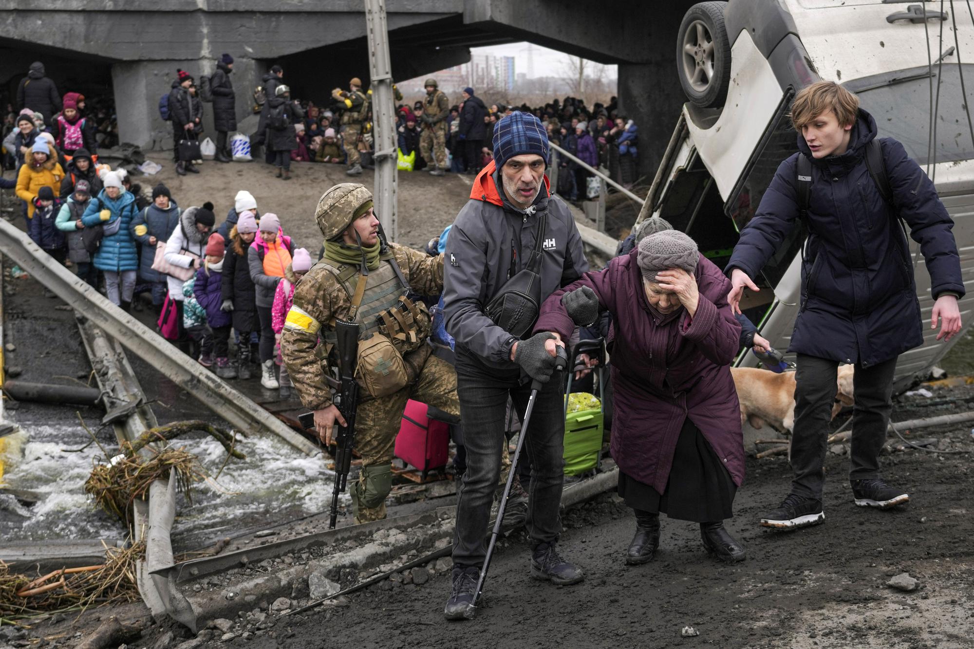 100 ngày chiến sự ở Ukraine: Lặng người trước những bức ảnh vừa đau thương vừa kiên cường - Ảnh 16.
