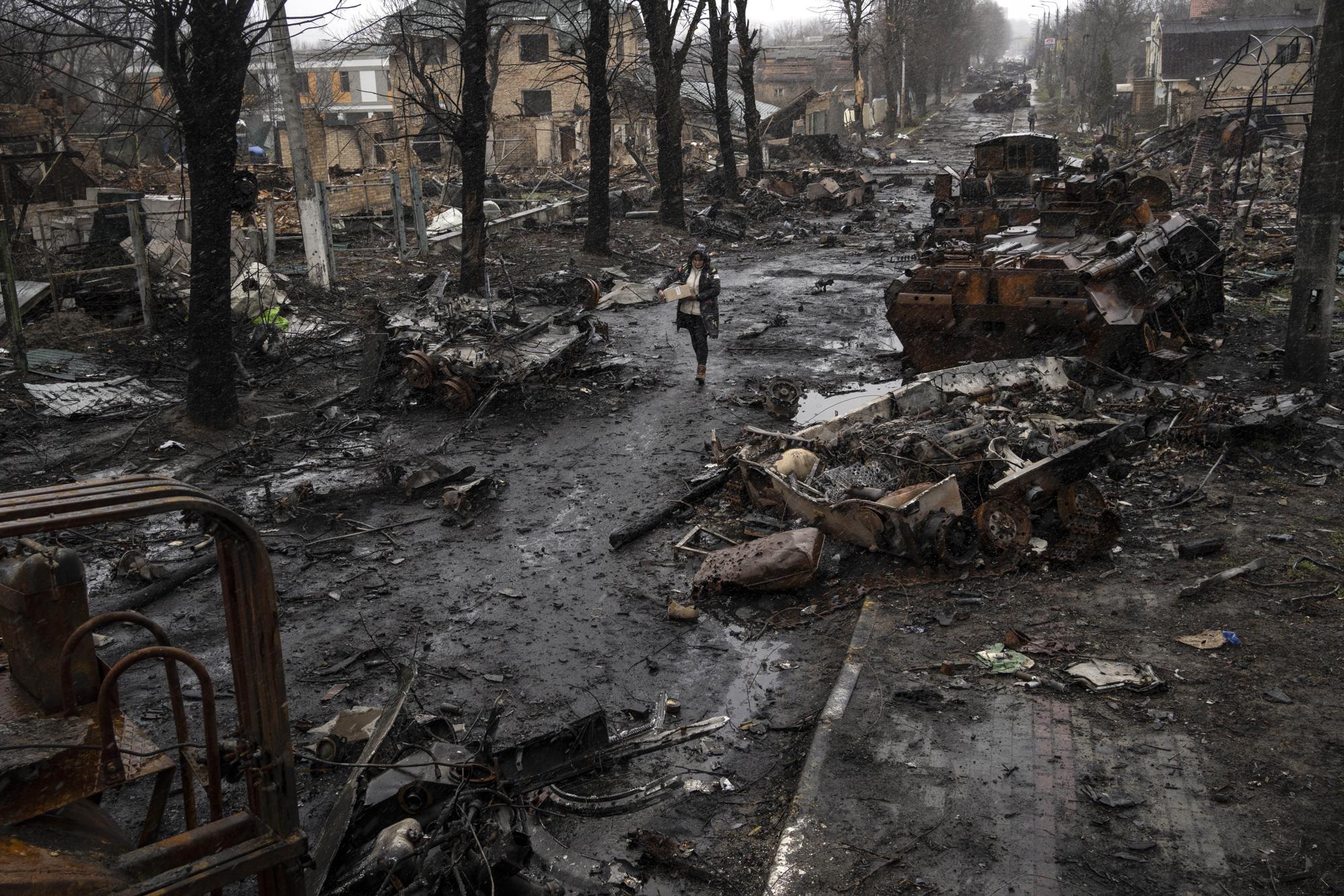 100 ngày chiến sự ở Ukraine: Lặng người trước những bức ảnh vừa đau thương vừa kiên cường - Ảnh 17.