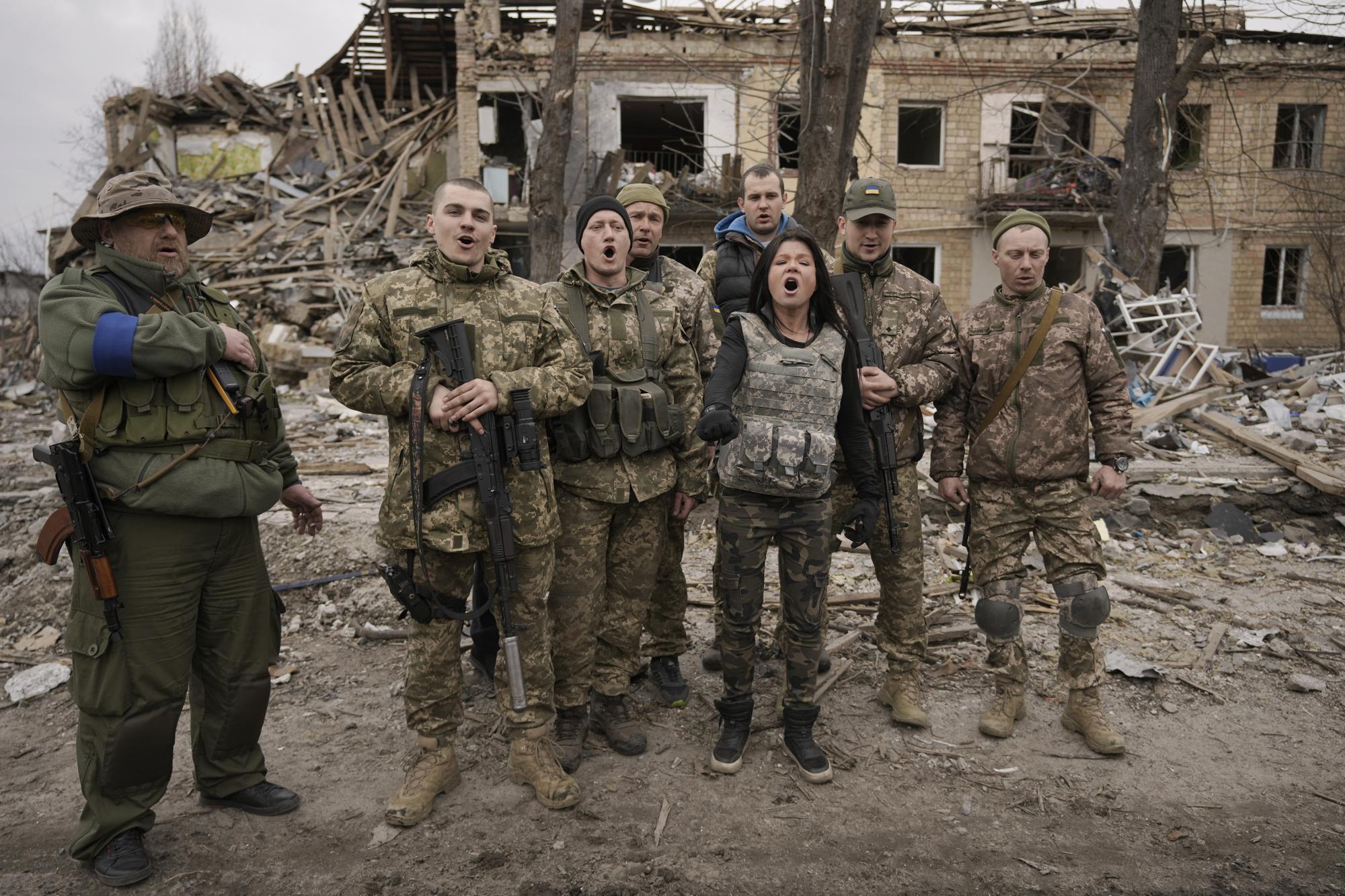 100 ngày chiến sự ở Ukraine: Lặng người trước những bức ảnh vừa đau thương vừa kiên cường - Ảnh 18.