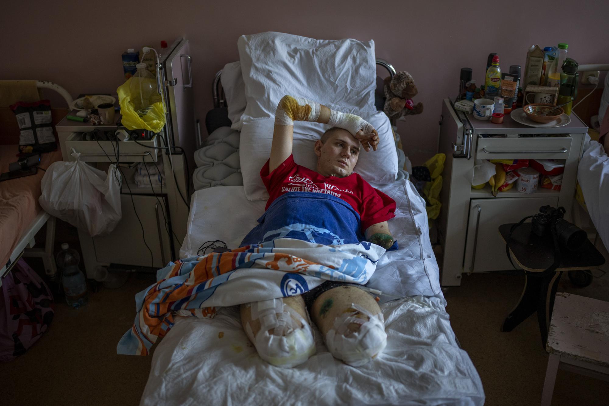 100 ngày chiến sự ở Ukraine: Lặng người trước những bức ảnh vừa đau thương vừa kiên cường - Ảnh 21.