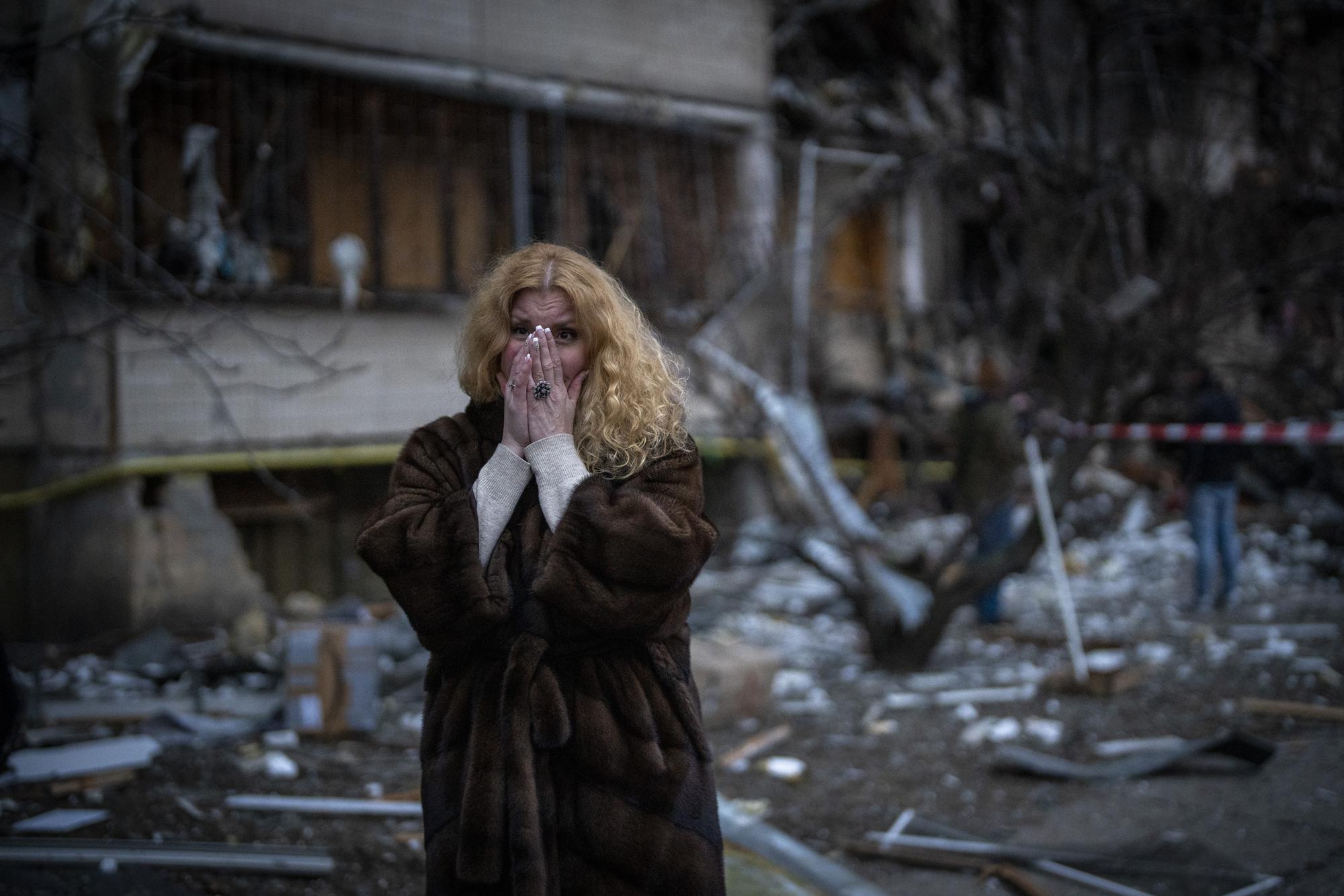 100 ngày chiến sự ở Ukraine: Lặng người trước những bức ảnh vừa đau thương vừa kiên cường - Ảnh 3.