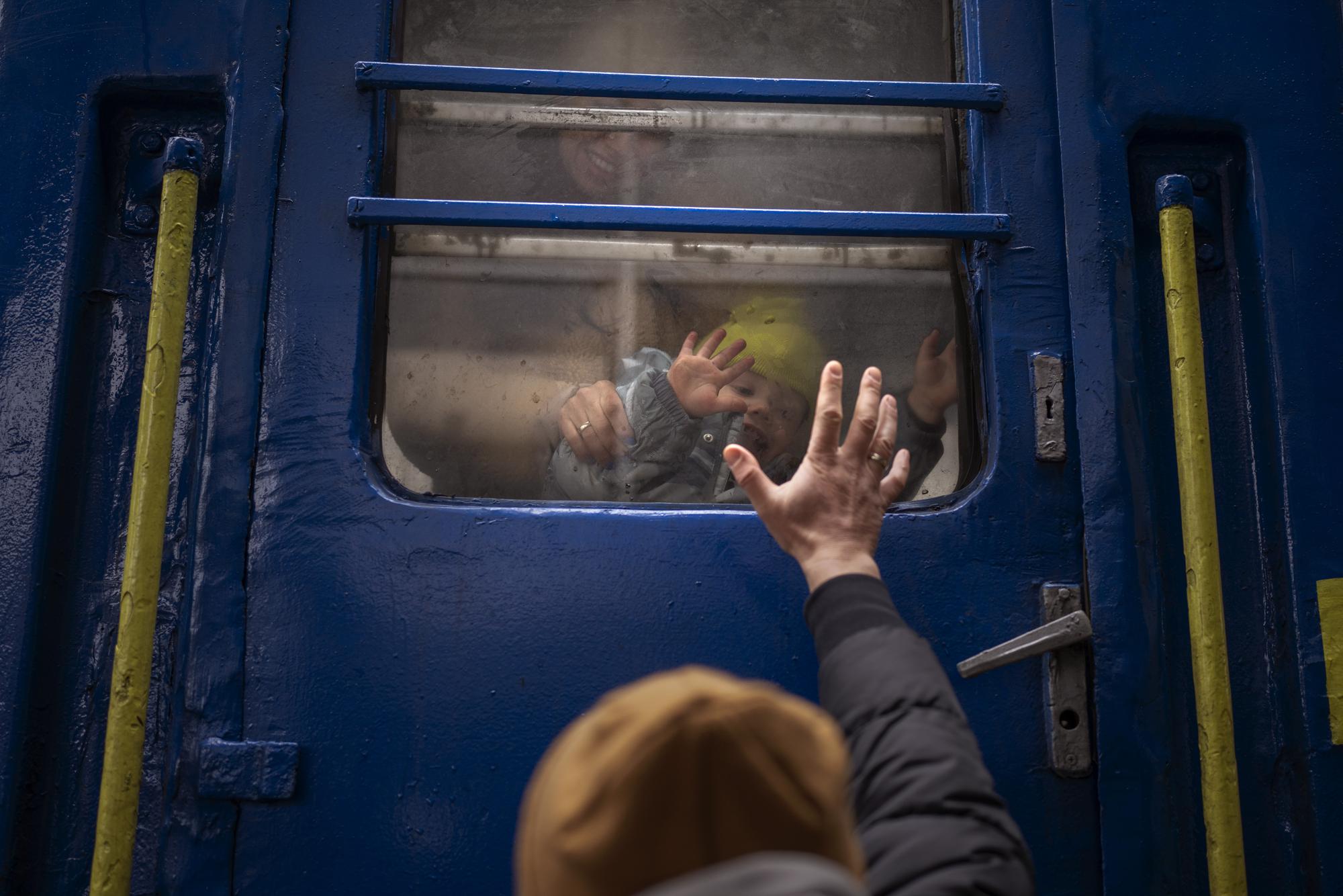 100 ngày chiến sự ở Ukraine: Lặng người trước những bức ảnh vừa đau thương vừa kiên cường - Ảnh 4.