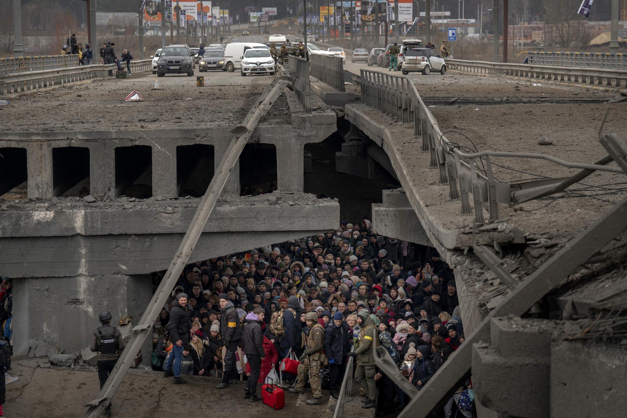 100 ngày chiến sự ở Ukraine: Lặng người trước những bức ảnh vừa đau thương vừa kiên cường - Ảnh 8.
