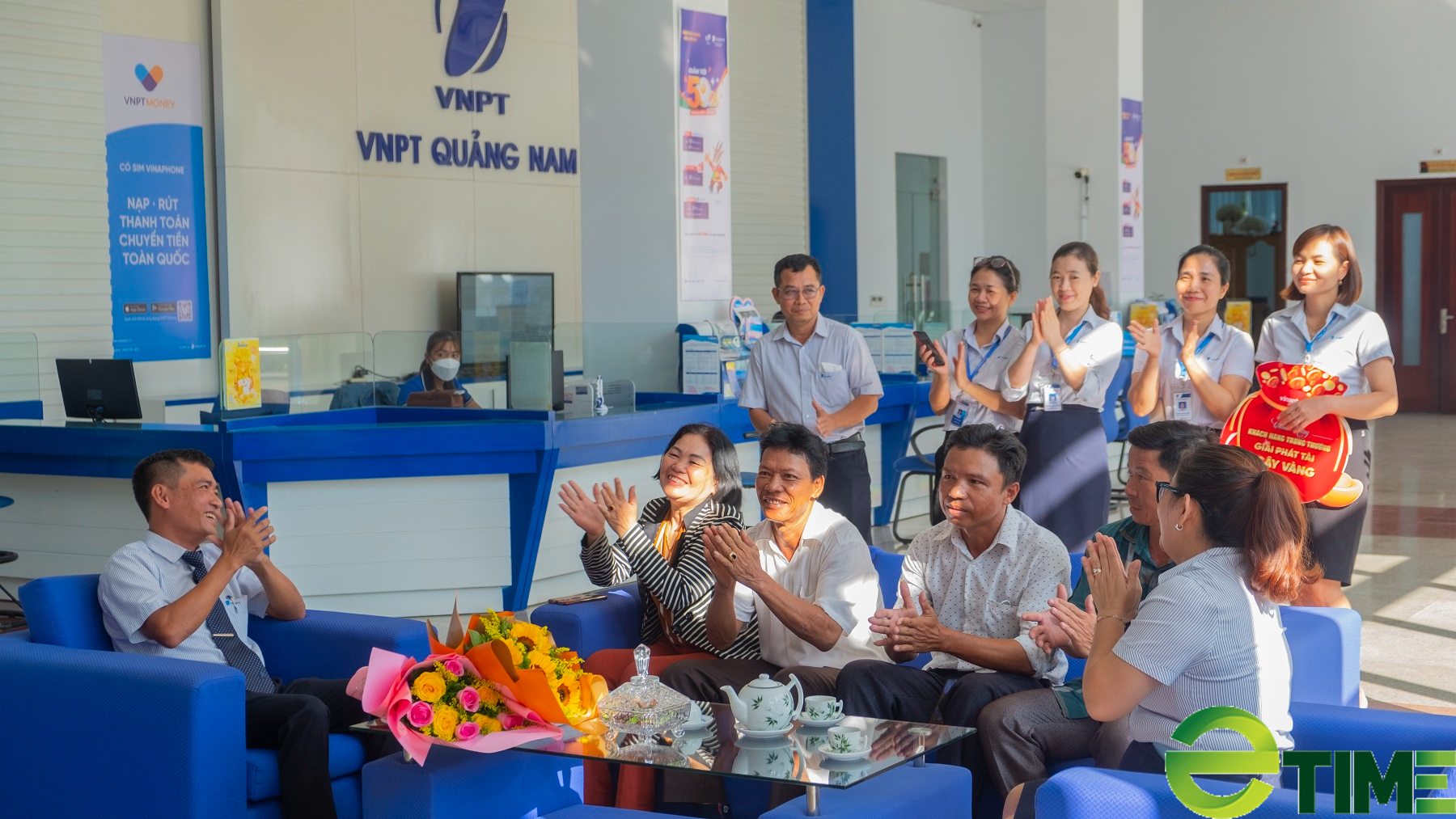 Khách hàng ở Quảng Nam trúng 2 cây vàng SJC 9999 của VinaPhone, trị giá gần 140 triệu đồng - Ảnh 2.