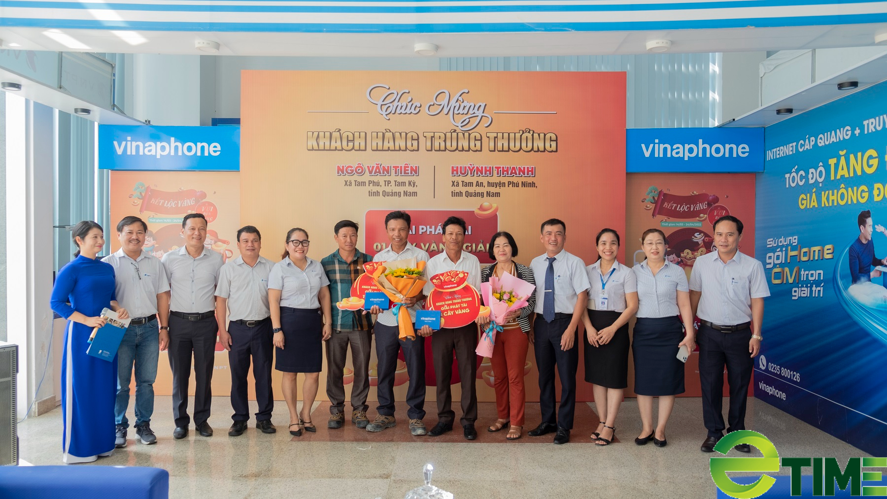Khách hàng ở Quảng Nam trúng 2 cây vàng SJC 9999 của VinaPhone, trị giá gần 140 triệu đồng - Ảnh 1.