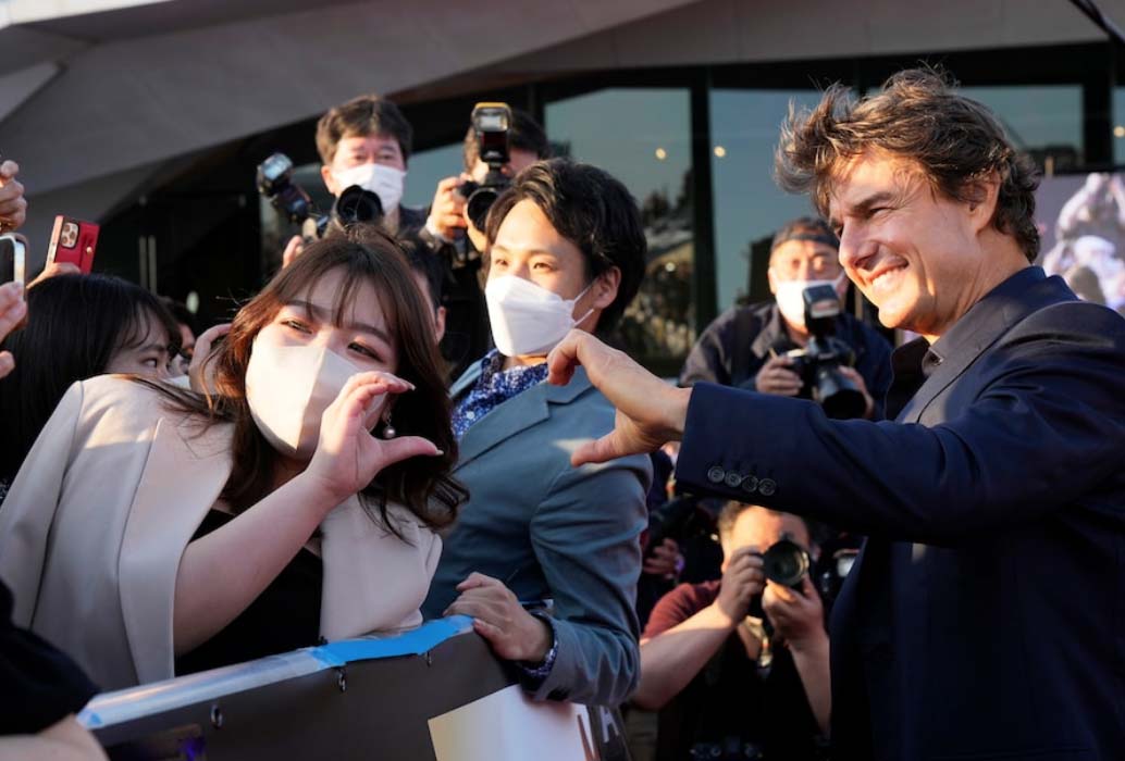 Japan is criticized for allowing stars to enter and tourists not - Photo 2.