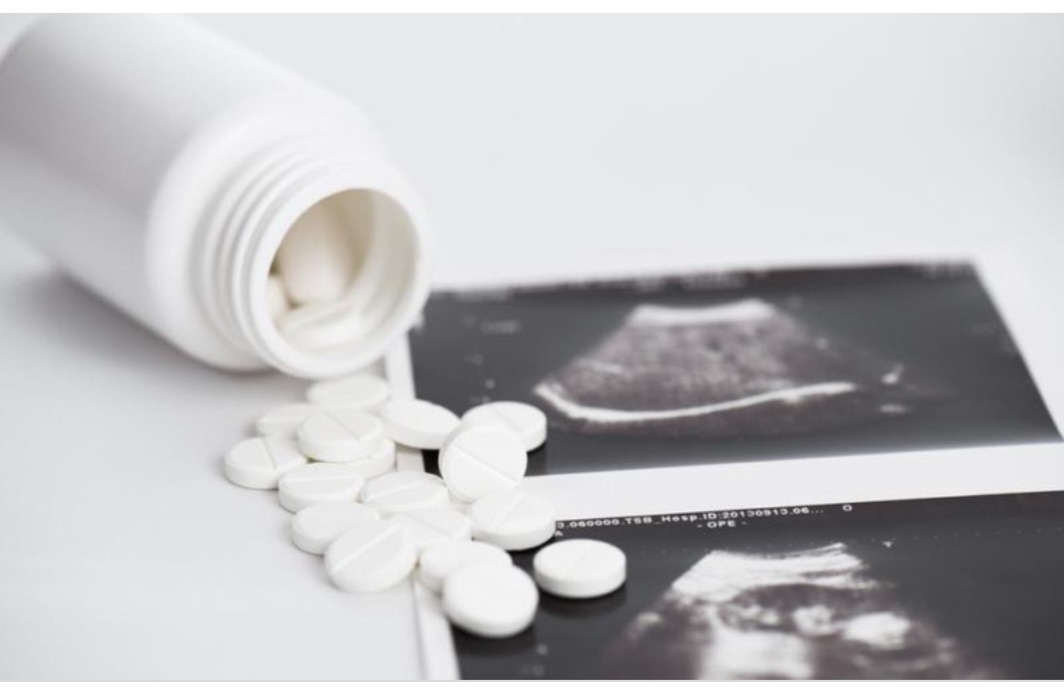 Tự ý phá thai bằng thuốc: Nguy hiểm trăm bề - Ảnh 1.