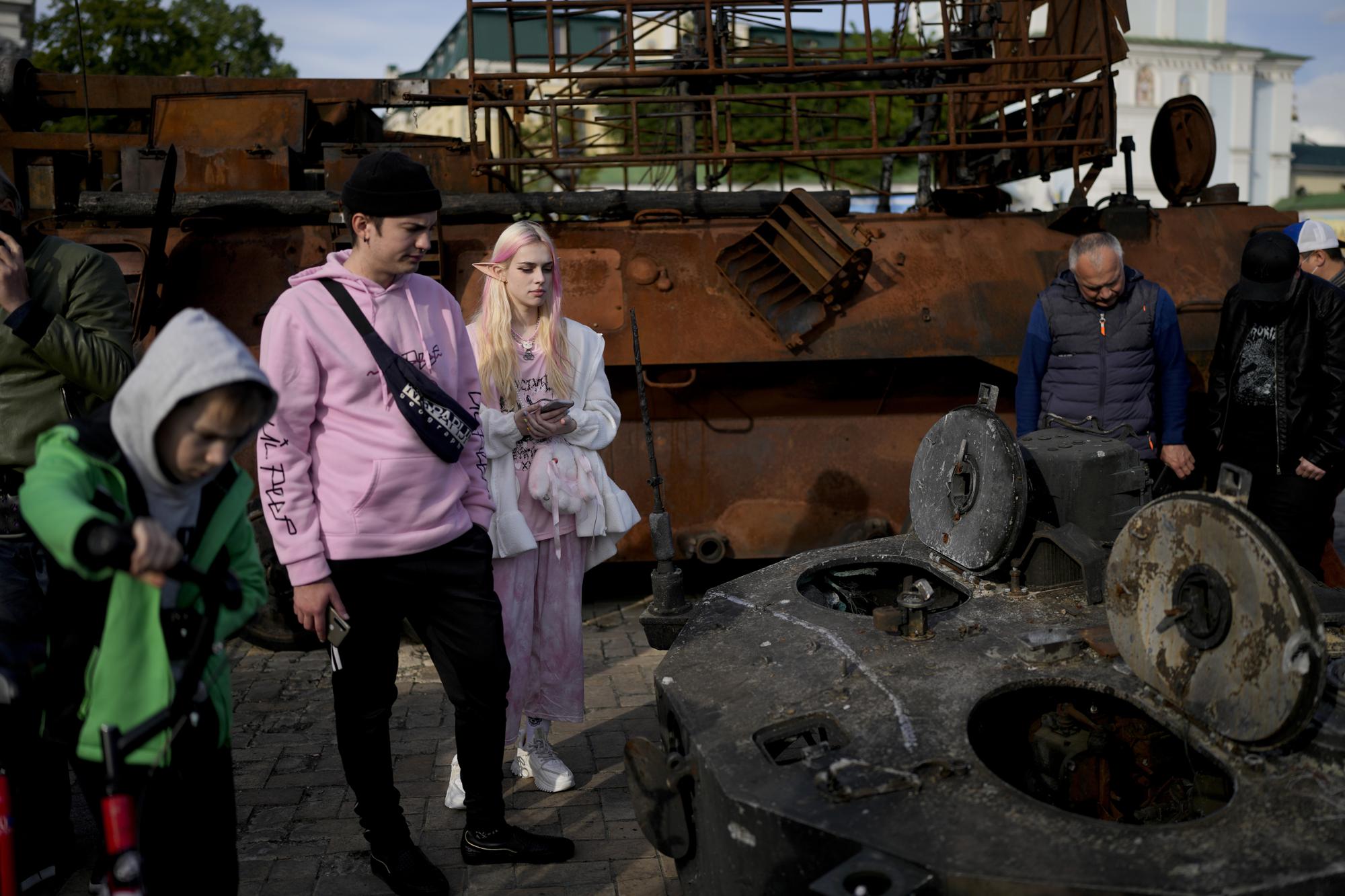 100 ngày chiến sự ở Ukraine: Lặng người trước những bức ảnh vừa đau thương vừa kiên cường - Ảnh 20.