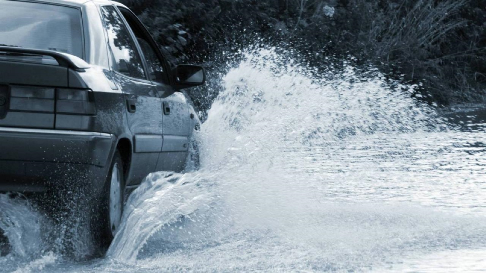 Safe driving skills through flooded areas - Photo 2.