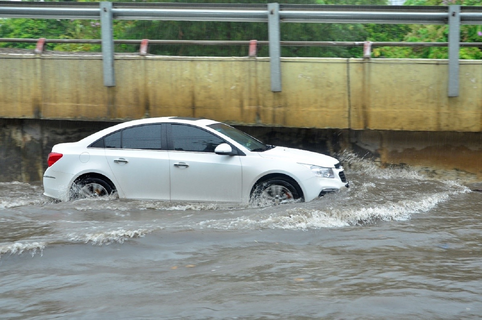 Safe driving skills through flooded areas - Photo 1.