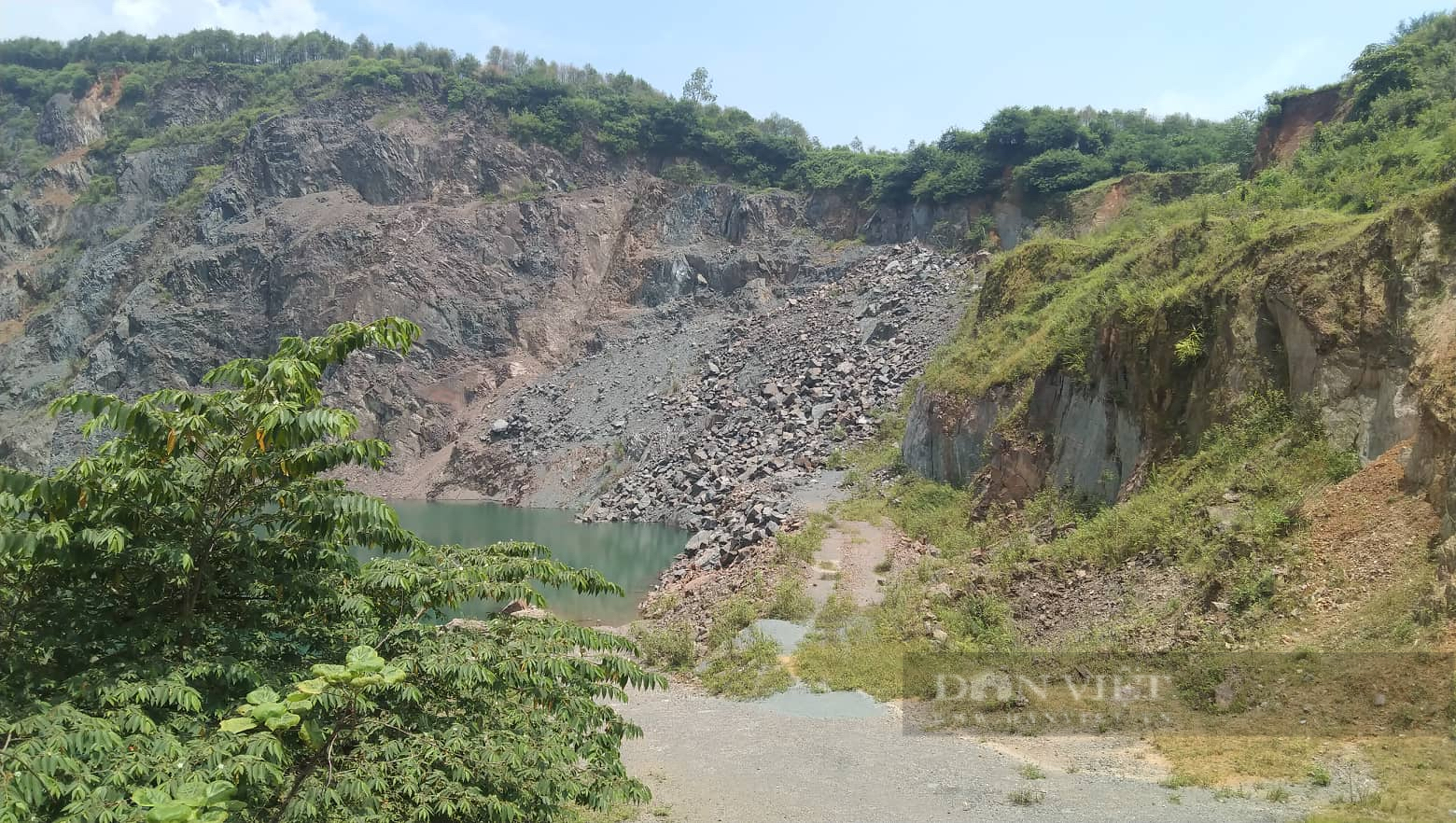 Hậu khai thác khoáng sản ở Hà Nội: Huyện Quốc Oai nêu rõ sai phạm của các ông chủ mỏ - Ảnh 1.