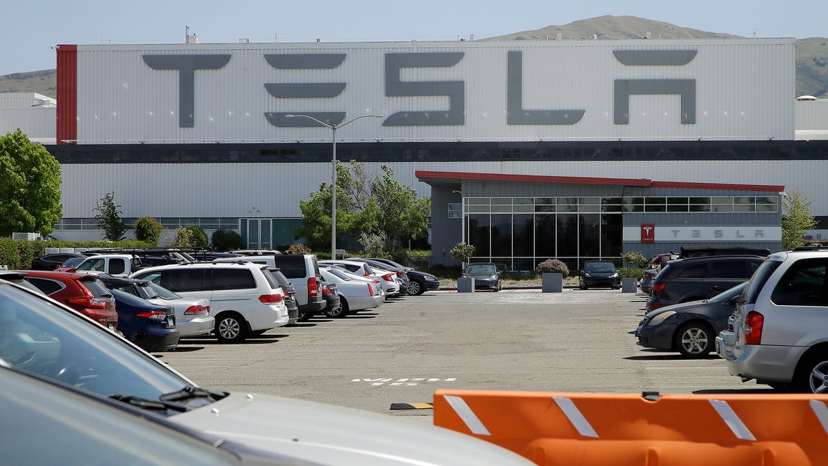 Tesla đang cắt giảm khoảng 200 công việc cải thiện hệ thống hỗ trợ lái xe Autopilot. Ảnh: @AFP.