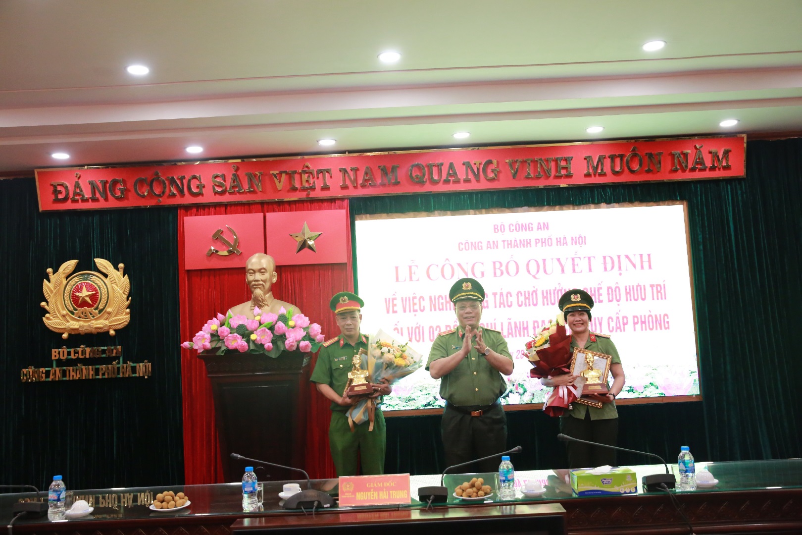 2 lãnh đạo cấp phòng Công an Hà Nội nghỉ chờ hưởng chế độ hưu trí - Ảnh 1.