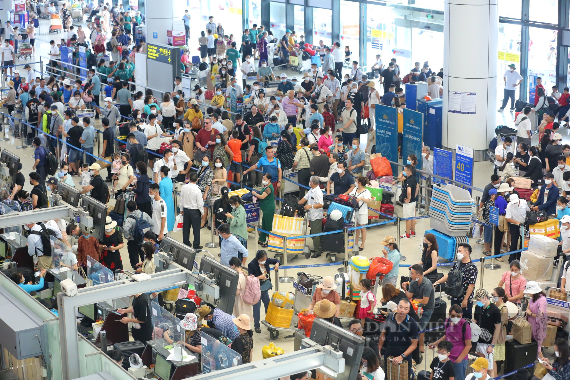 Mỗi ngày đón hơn trăm nghìn lượt khách, sân bay Nội Bài chật kín người làm thủ tục - Ảnh 1.
