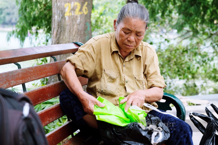 Bà lão nhặt ve chai và những điều chưa kể tay không bắt móc túi ở bờ hồ Hoàn Kiếm  - Ảnh 5.