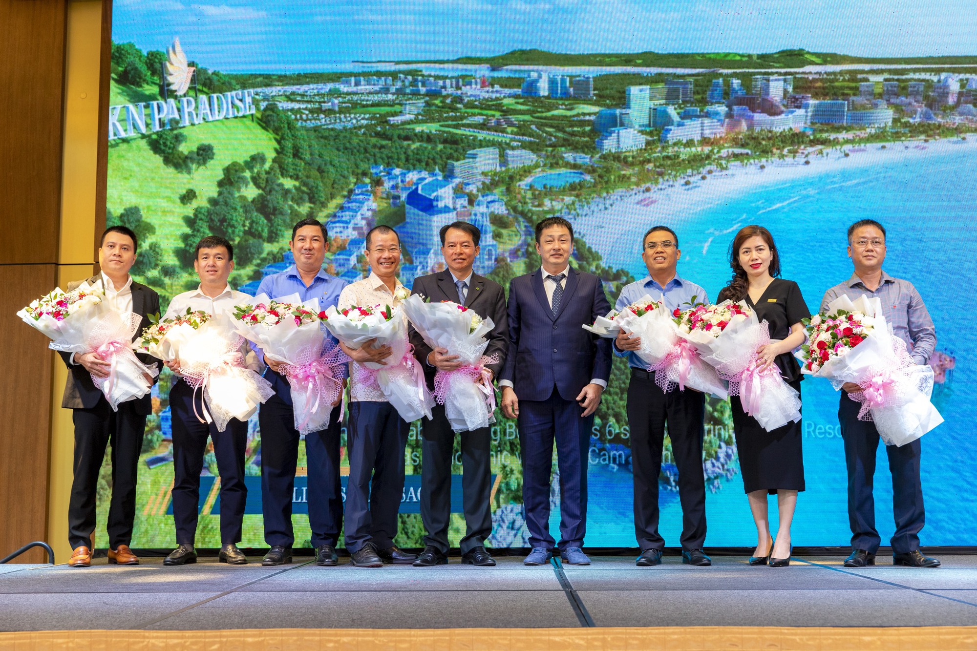 Đại diện Chủ đầu tư dự án KN Paradise tặng hoa các đối tác tài trợ tài chính là các ngân hàng hàng đầu tại Việt Nam