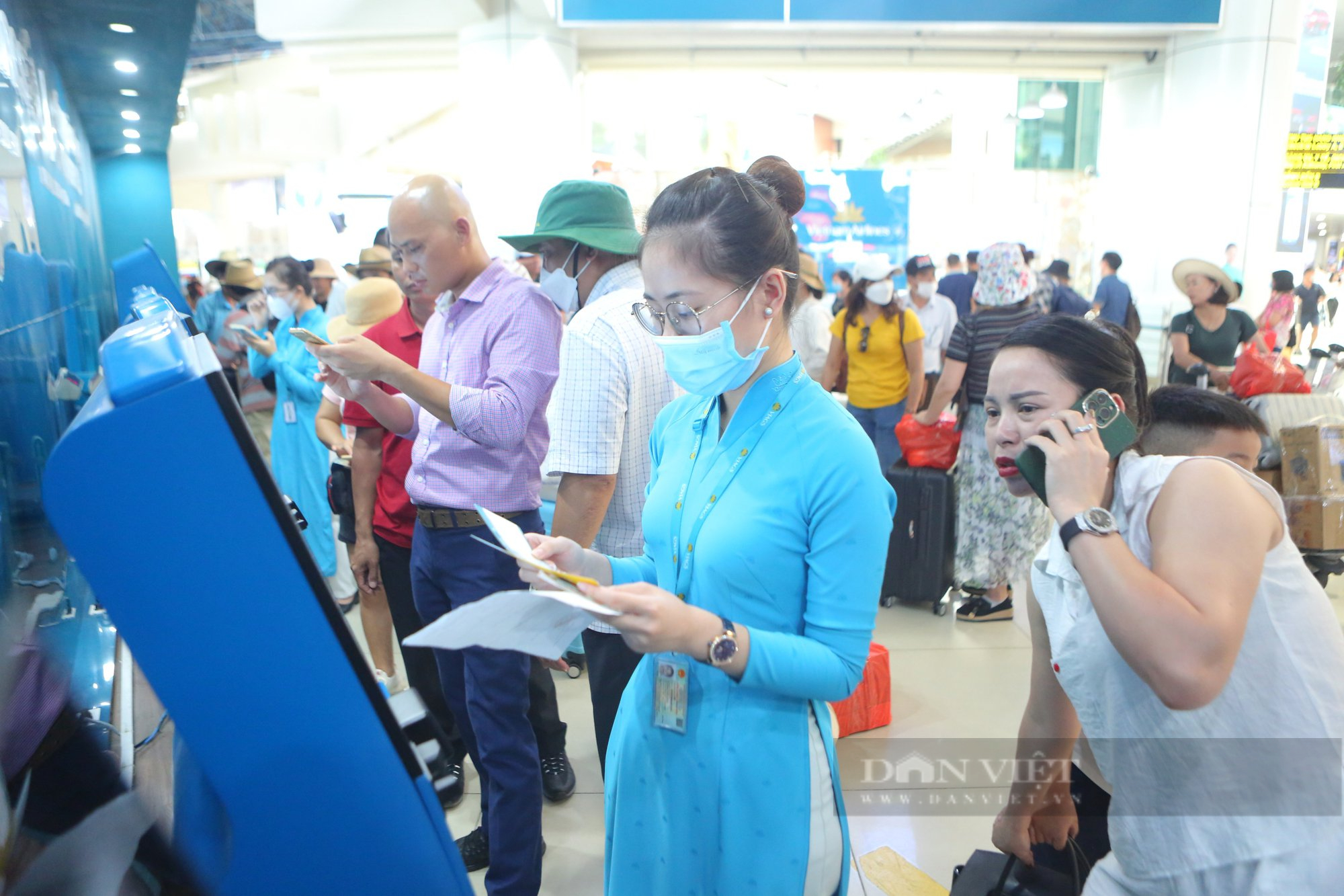 Mỗi ngày đón hơn trăm nghìn lượt khách, sân bay Nội Bài chật kín người làm thủ tục - Ảnh 5.