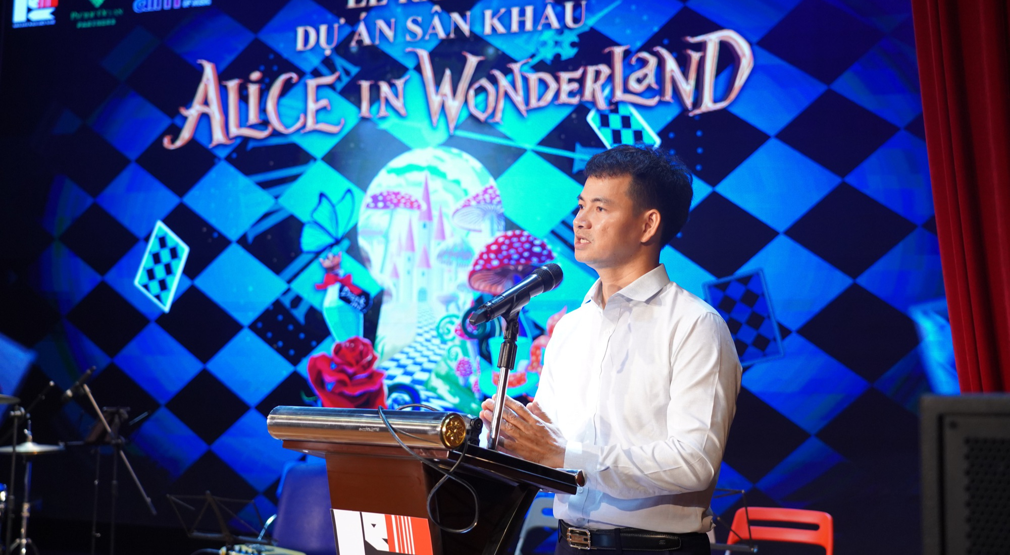 Nữ đạo diễn 21 tuổi dàn dựng vở nhạc kịch đẳng cấp quốc tế “Alice in Wonderland”  - Ảnh 1.