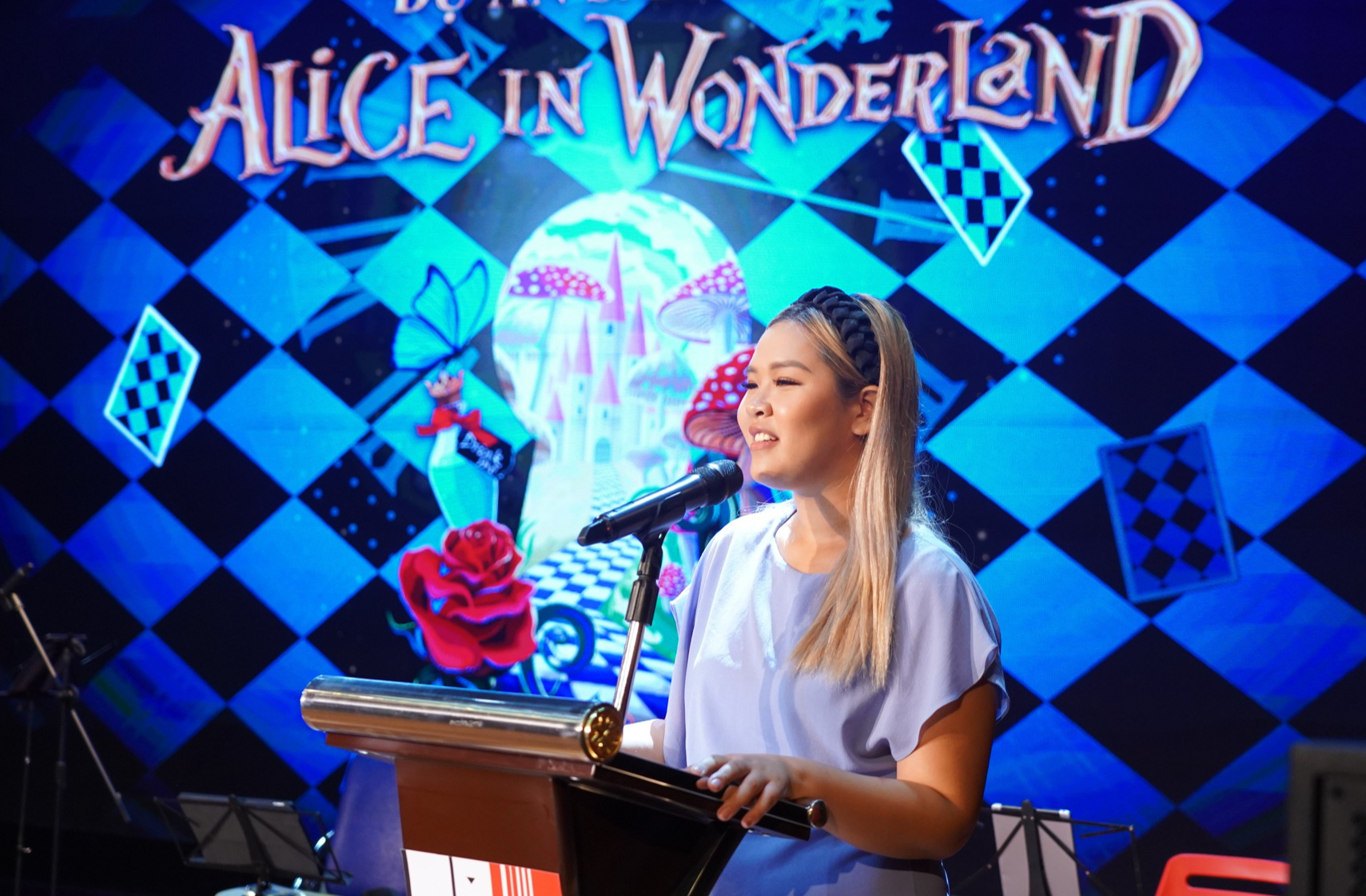 Nữ đạo diễn 21 tuổi dàn dựng vở nhạc kịch đẳng cấp quốc tế “Alice in Wonderland”  - Ảnh 2.