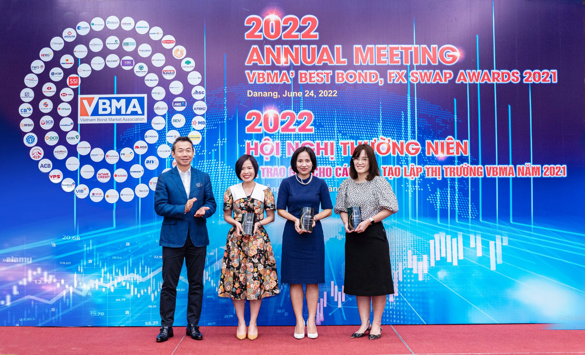 Đại diện SCB, Chị Huỳnh Kim Phụng - Giám đốc Kinh doanh Trái phiếu Chính phủ nhận giải thưởng của VBMA (Vị trí thứ 02 từ trái qua).