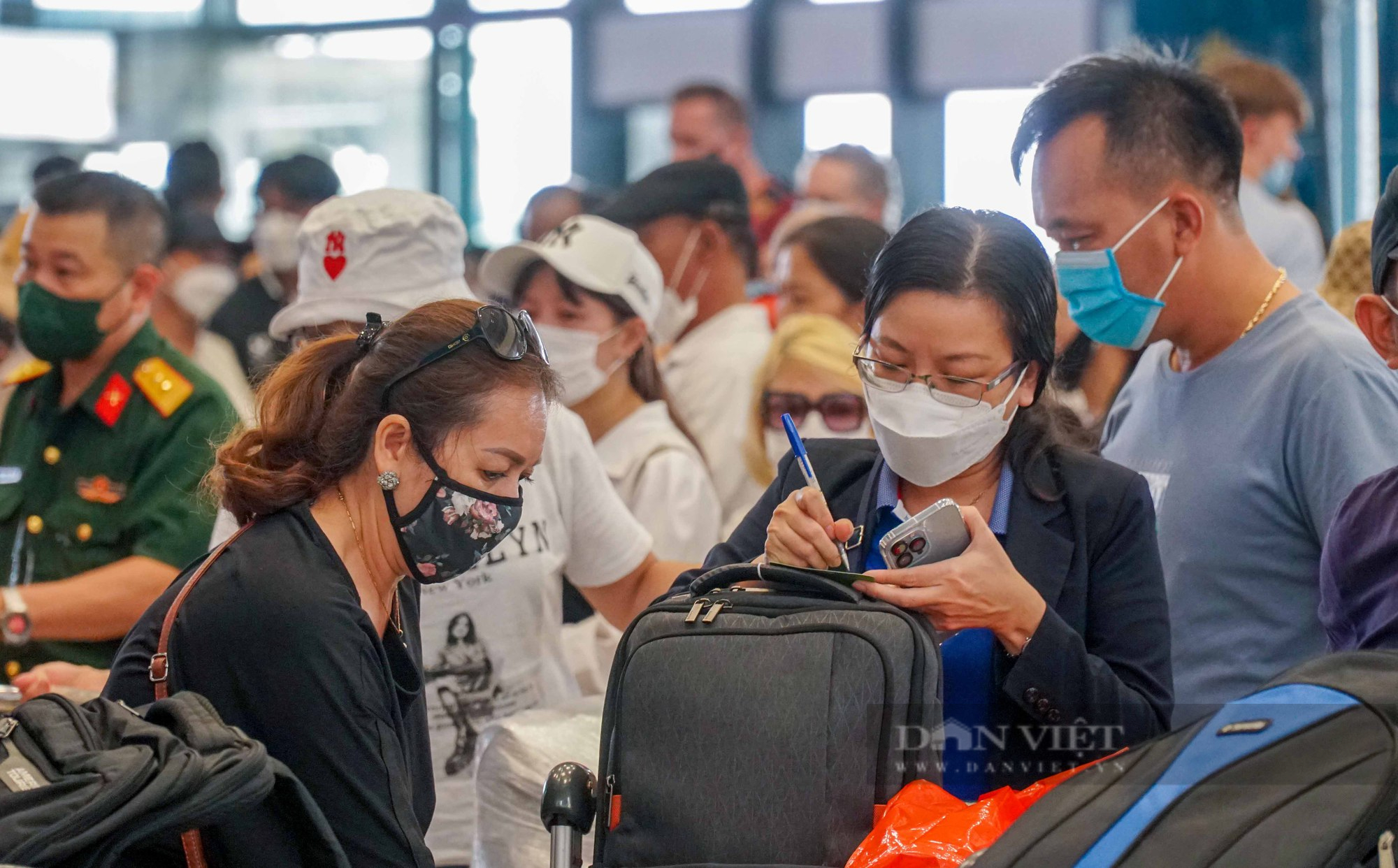 Mỗi ngày đón hơn trăm nghìn lượt khách, sân bay Nội Bài chật kín người làm thủ tục - Ảnh 6.