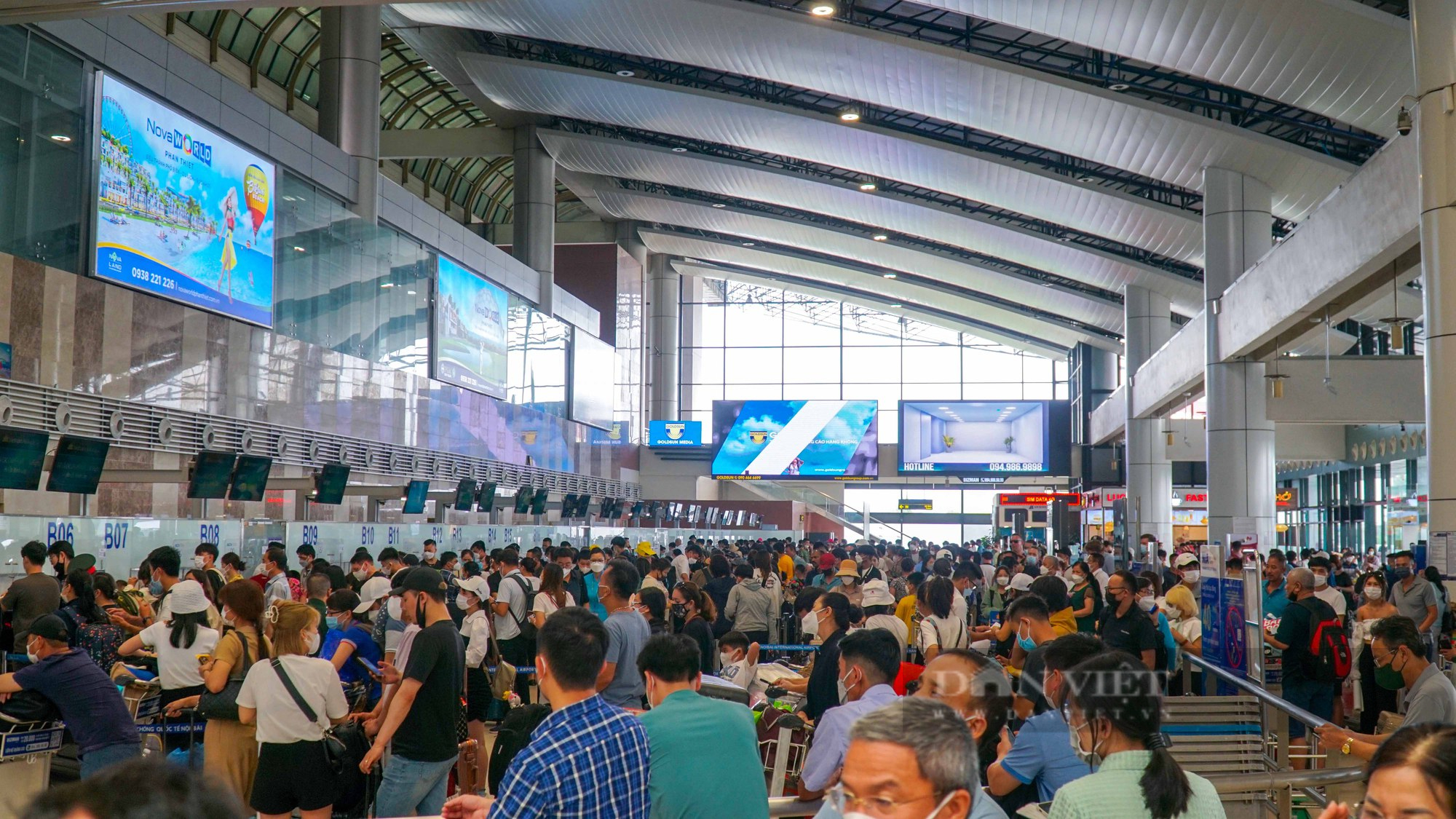 Mỗi ngày đón hơn trăm nghìn lượt khách, sân bay Nội Bài chật kín người làm thủ tục - Ảnh 2.