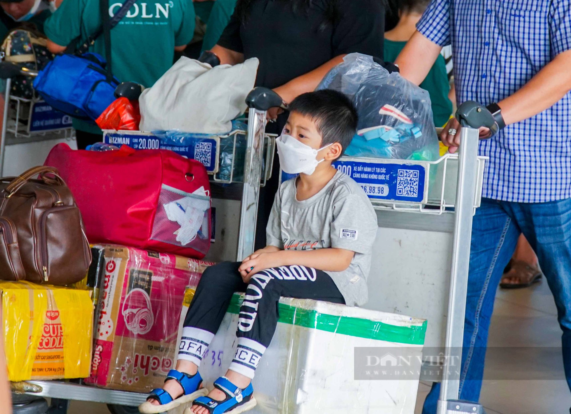 Mỗi ngày đón hơn trăm nghìn lượt khách, sân bay Nội Bài chật kín người làm thủ tục - Ảnh 7.