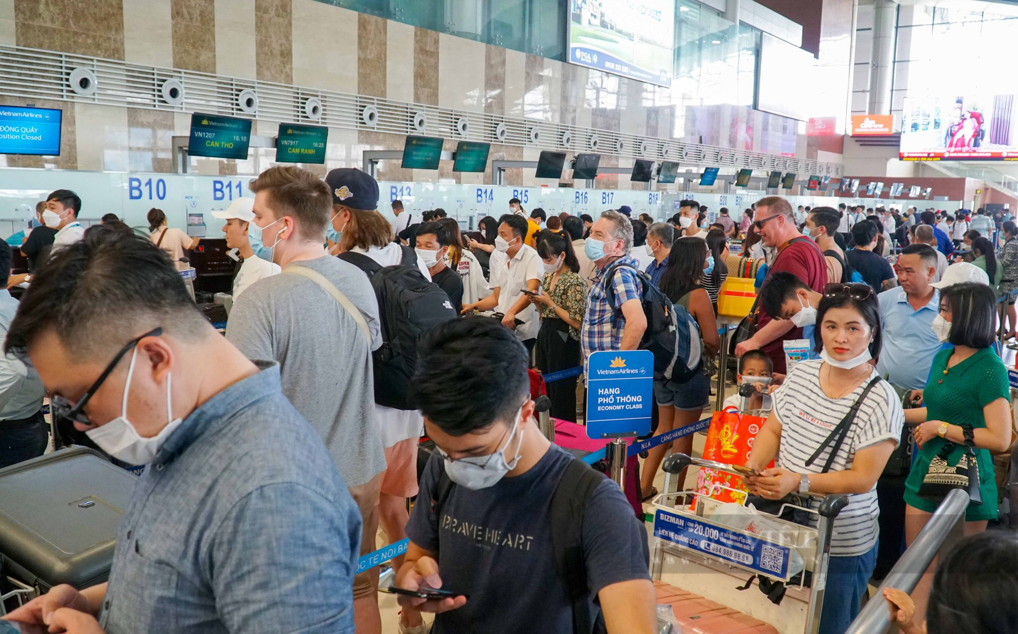 Mỗi ngày đón hơn trăm nghìn lượt khách, sân bay Nội Bài chật kín người làm thủ tục - Ảnh 4.