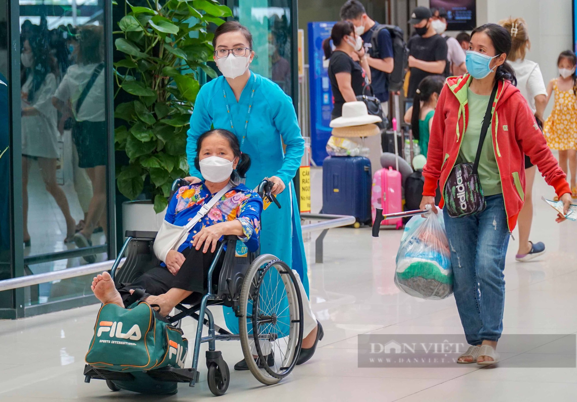 Mỗi ngày đón hơn trăm nghìn lượt khách, sân bay Nội Bài chật kín người làm thủ tục - Ảnh 10.