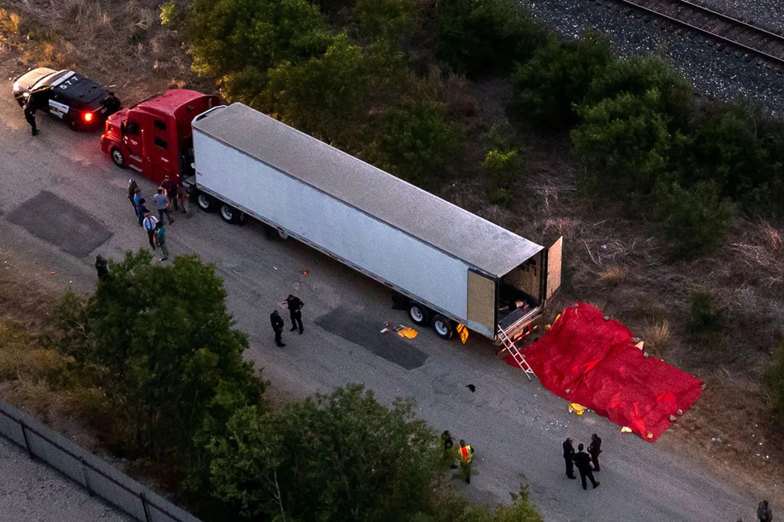 Tin mới nhất về 53 di dân chết trong xe container ở Mỹ, vật lộn truy tìm danh tính các nạn nhân - Ảnh 1.