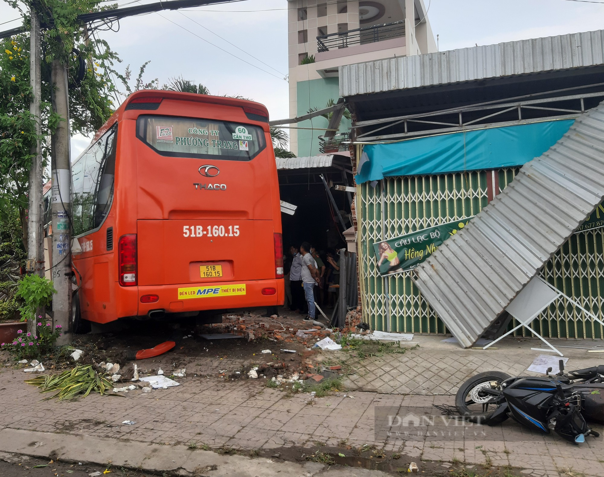 Xe khách lao vào quán cà phê, 5 người thương vong - Ảnh 2.