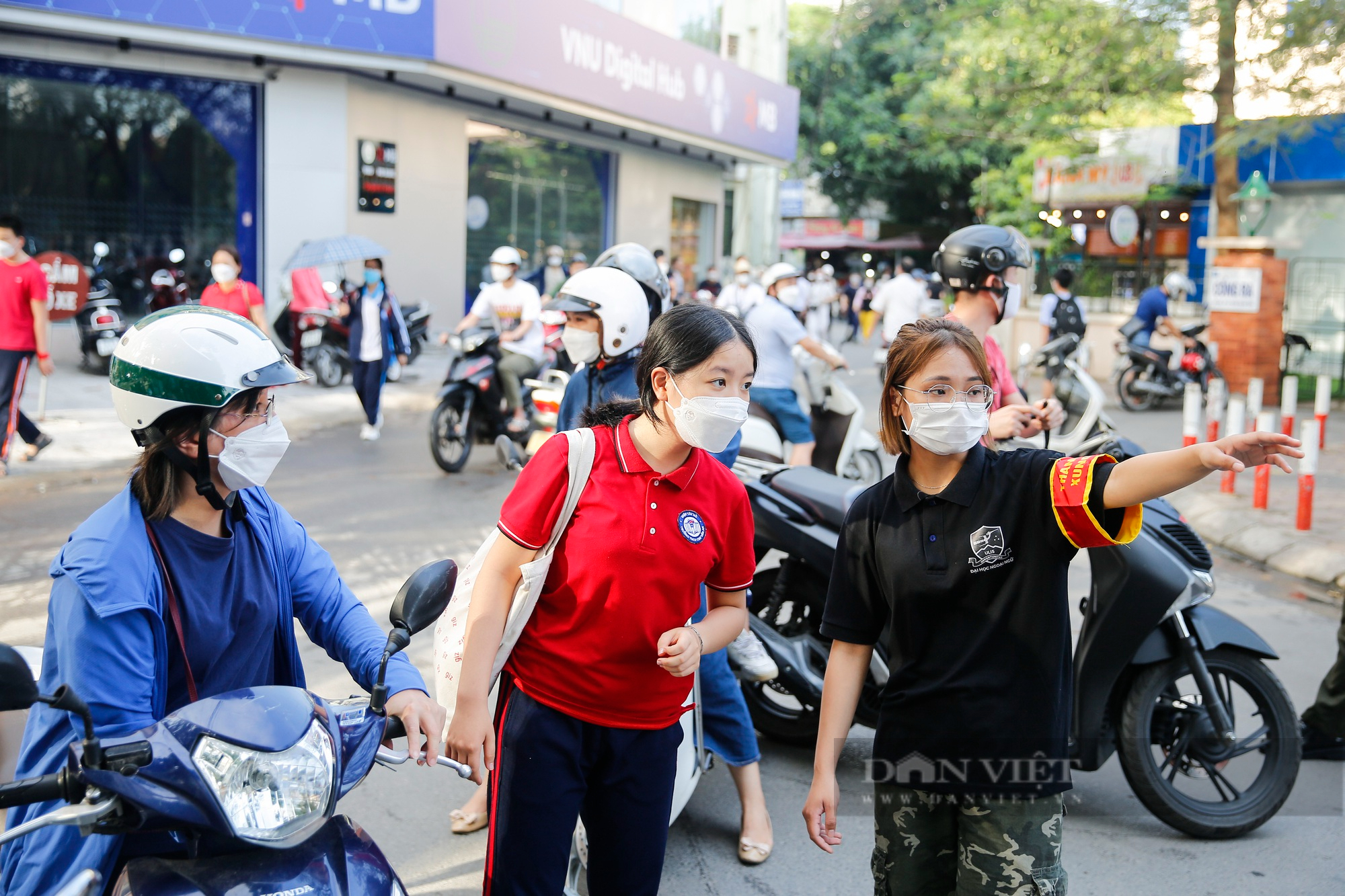 Gần 4000 thí sinh tranh suất vào lớp 10 chuyên Ngoại ngữ, tỷ lệ chọi cao nhất 15 lấy 1 - Ảnh 4.