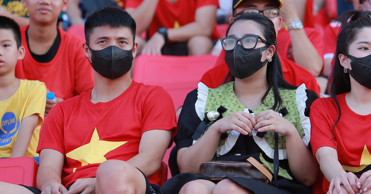 Bui Tien Dung and his wife went to Lach Tray Stadium to cheer on Viettel Club