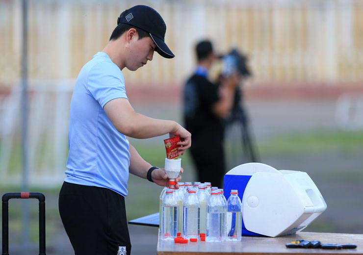 U23 Hàn Quốc tập luyện đấu U23 Việt Nam: Bí ẩn chai nước uống đặc biệt - Ảnh 2.