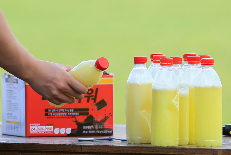 U23 Hàn Quốc tập luyện đấu U23 Việt Nam: Bí ẩn chai nước uống đặc biệt - Ảnh 4.