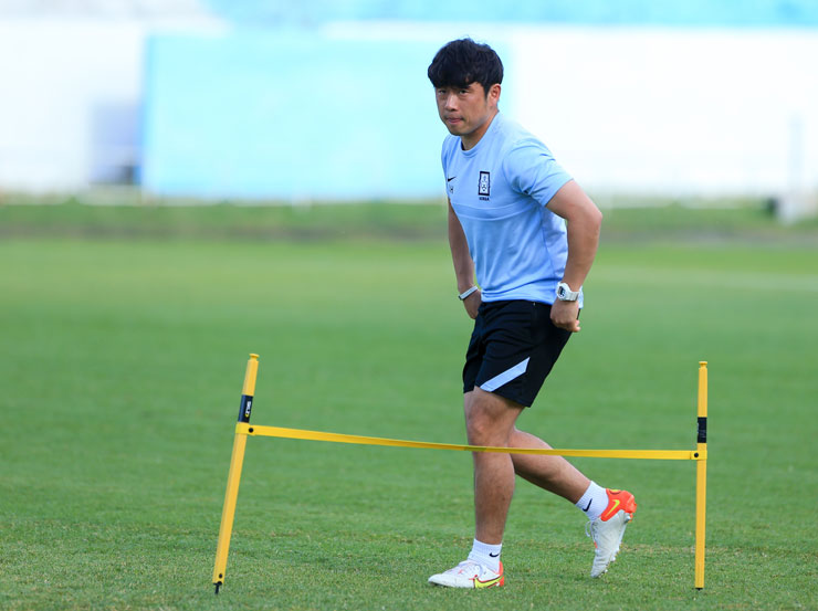 U23 Hàn Quốc tập luyện đấu U23 Việt Nam: Bí ẩn chai nước uống đặc biệt - Ảnh 7.