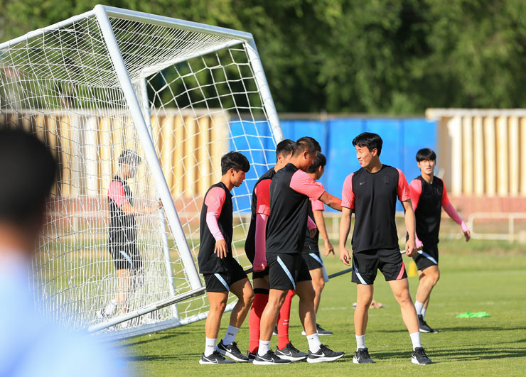 U23 Hàn Quốc tập luyện đấu U23 Việt Nam: Bí ẩn chai nước uống đặc biệt - Ảnh 8.