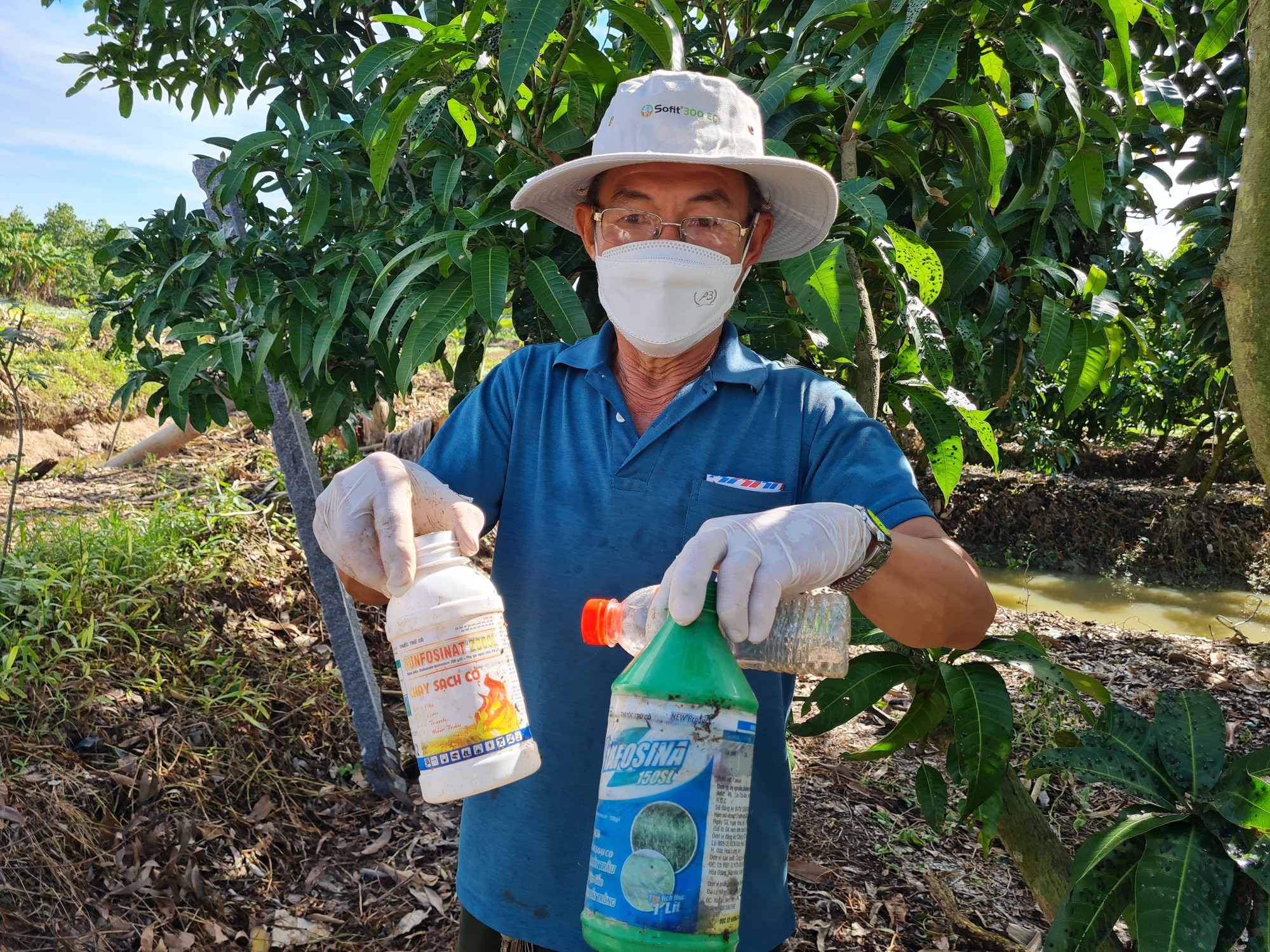 Nông dân đất sen hồng rủ nhau đi gom bao, gói thuốc bảo vệ thực vật ngày thứ bảy - Ảnh 4.