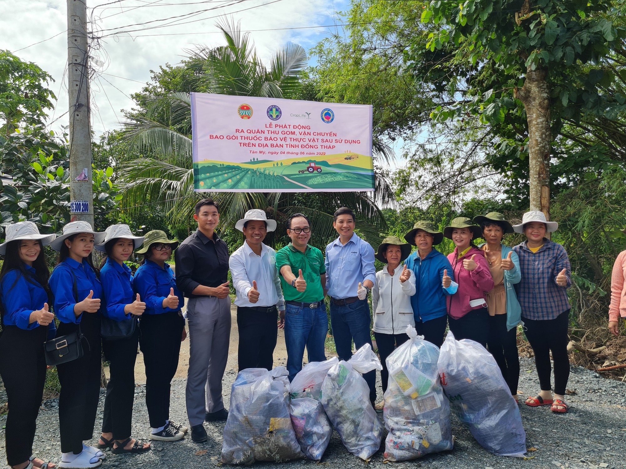 Nông dân đất sen hồng rủ nhau đi gom bao, gói thuốc bảo vệ thực vật ngày thứ bảy - Ảnh 2.