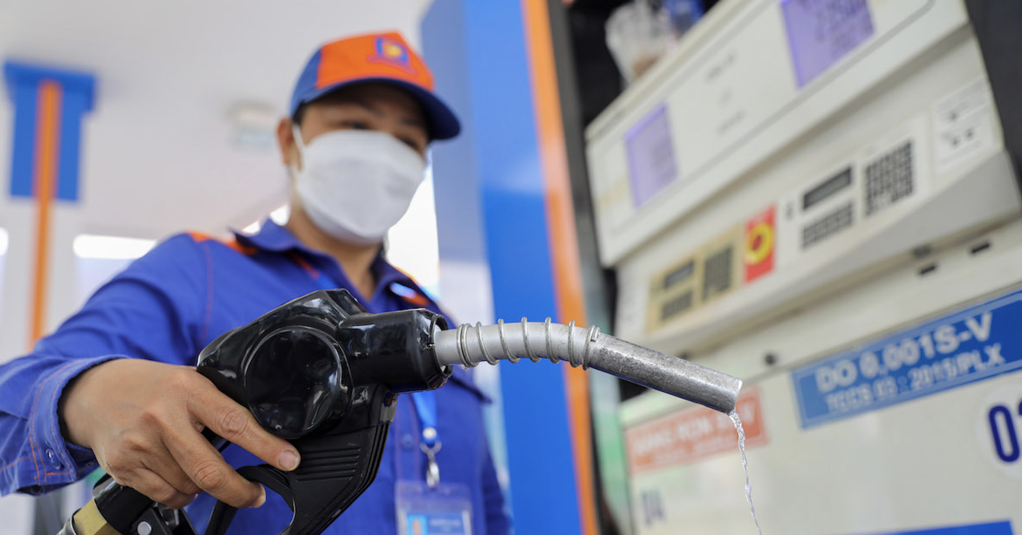 Gasoline price increased by more than 7,600 dong after 13 adjustments, what does the Ministry of Finance say?