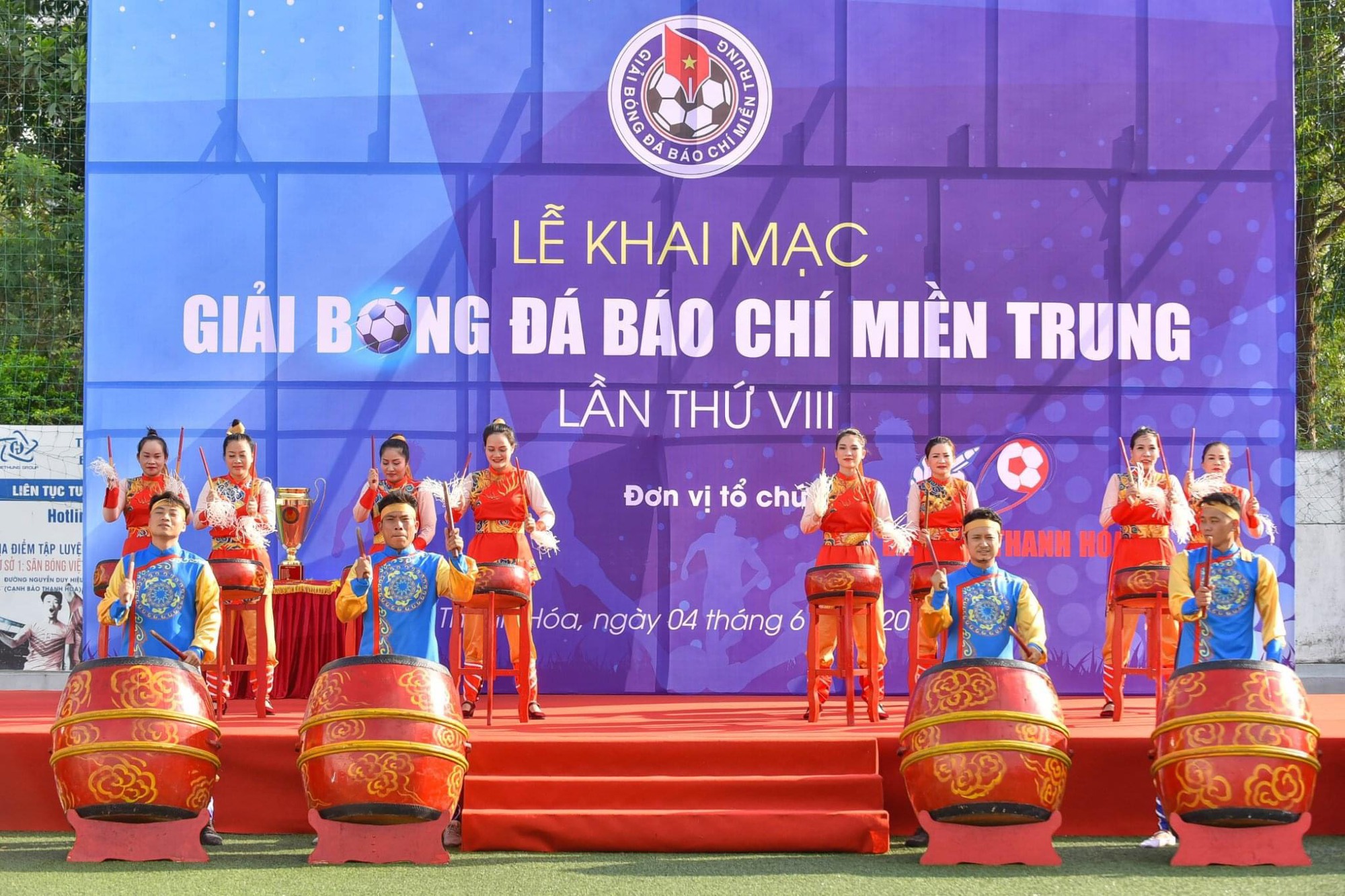 Gần 300 nhà báo, phóng viên tranh tài tại Giải bóng đá Báo chí miền Trung lần thứ 8 - Ảnh 1.