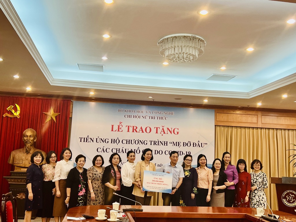 Bộ Khoa học và Công nghệ trao tặng 200 triệu đồng ủng hộ Chương trình “Mẹ đỡ đầu”  - Ảnh 1.