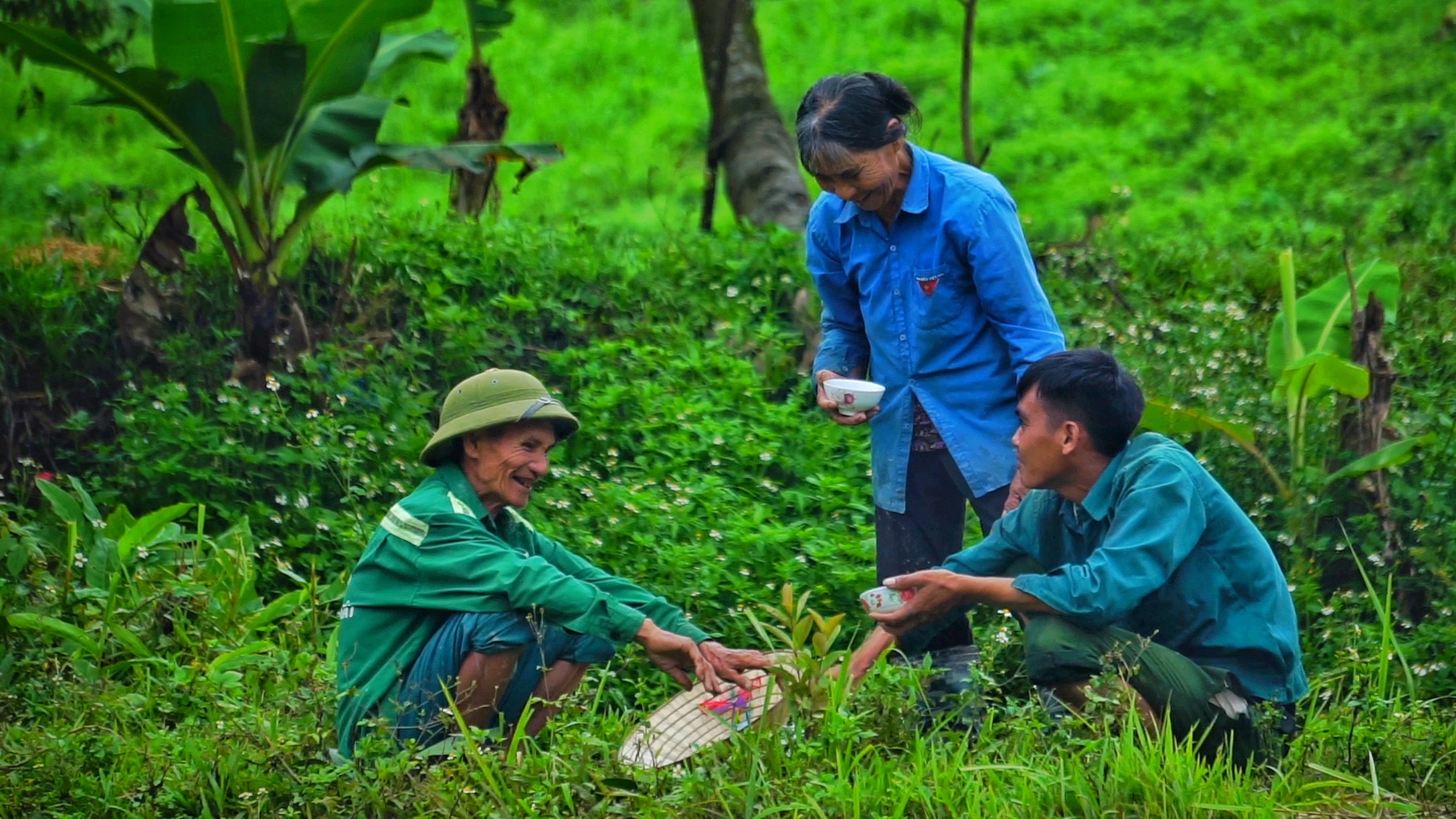 Chàng trai bỏ phố về quê, sống cùng ông bà ở bìa rừng - Ảnh 1.